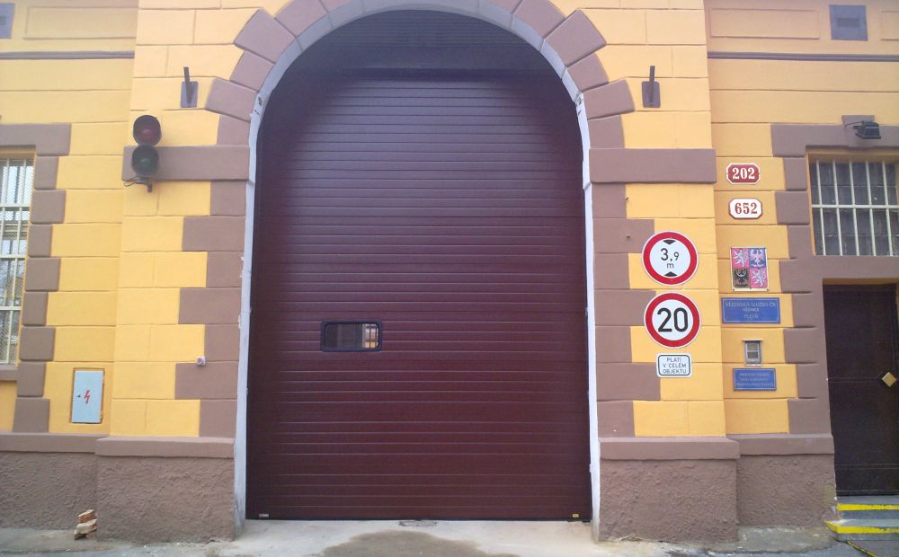 Průmyslová sekční vrata  s pohonem MFZ - RAL-8017-013