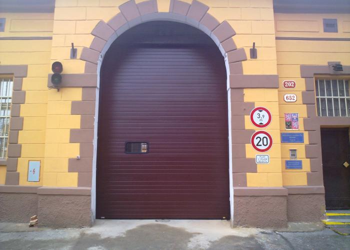 Průmyslová sekční vrata s pohonem MFZ - RAL-8017-013