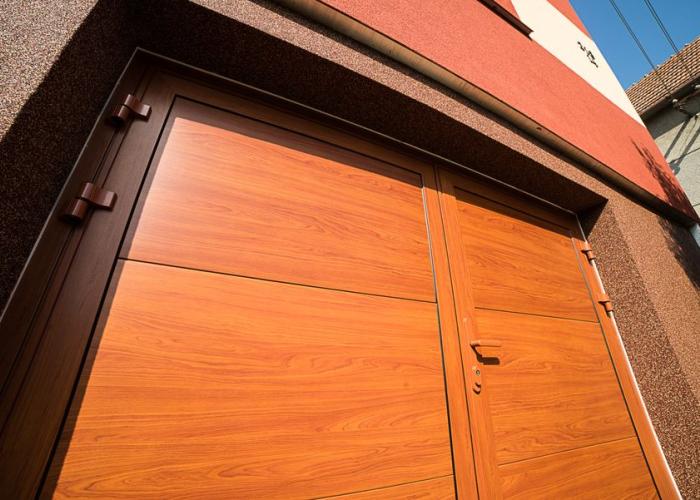 Dvoukřídlá vrata s panely design hladký, vodorovné uspořádání, imitace dřeva cherry amaretto