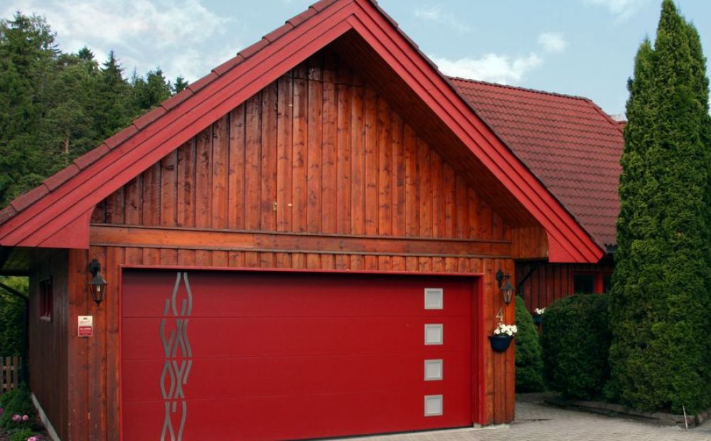 design garážových vrat hladký (s čtvercovými okénky a nerez dekorem)