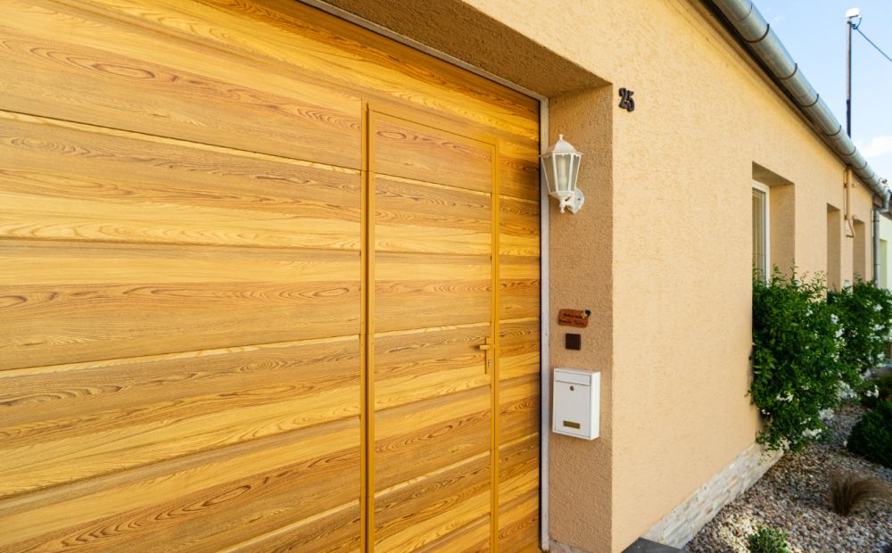 design garážových vrat hladký (Duraprint) s integrovaným vstupem