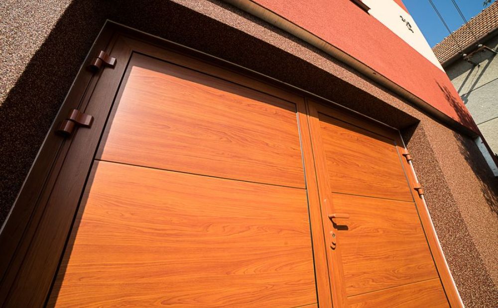 Dvoukřídlá vrata s panely design hladký, vodorovné uspořádání, imitace dřeva cherry amaretto