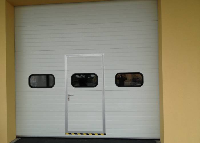 Průmyslová sekční vrata s okny a integrovaným vstupem -  hala MD Elmont Chotíkov